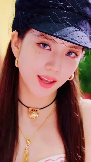 Jisoo Cute Mesh Hat Close-up