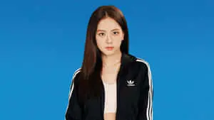 Jisoo of BLACKPINK shines bright like a diamond in this gorgeous photo.